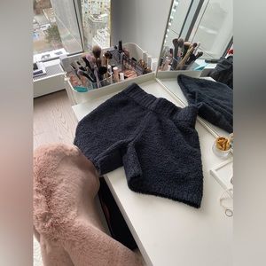 SKIMS Cozy knit Shorts, black, size s/m.